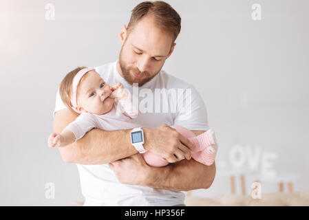 Bébé fille détendue avec son père au repos Banque D'Images