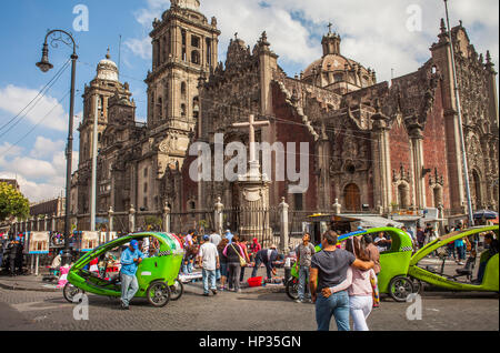 Tricycle, pousse-pousse et cathédrale métropolitaine, sur la Plaza de la Constitución, El Zocalo, place Zocalo, Mexico, Mexique Banque D'Images