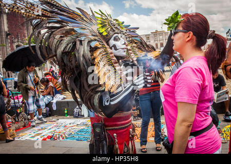 Folk aztèque, shaman guérisseur pratique de purification spirituelle, la Plaza de la Constitución, El Zocalo, Place Zocalo, Mexico, Mexique Banque D'Images