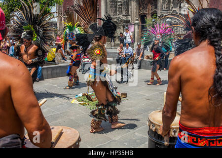 Groupe de danseurs aztèques, artiste de rue, bucker, Plaza de la Constitución, El Zocalo, place Zocalo, Mexico, Mexique Banque D'Images