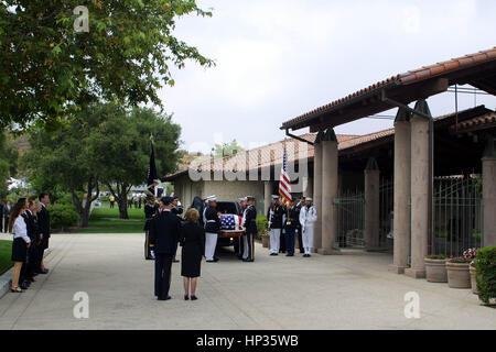 L'ancienne Première dame Nancy Reagan est escorté par le Major-général Galen Jackman en regardant le cercueil maintenant le corps le président Ronald Reagan lors d'un service funèbre à la Reagan Library à Simi Valley, Californie le 7 juin 2004. Crédit photo : Francis Specker Banque D'Images