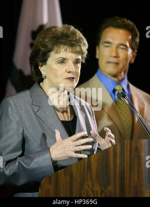 US Sen. Dianne Feinstein, avant-plan, et la Californie Gov. Arnold Schwarzenegge lors d'une conférence de presse à approuver California Proposition 57 et 58 à l'hôtel Fairmont Miramar Hotel à Santa Monica, en Californie, le jeudi 18 février 2004. C'était la première fois que Schwarzenegger et Feinstein ont comparu ensemble depuis Schwarzenegger a été élu. Les deux propositions font partie du plan de Schwarzenegger pour équilibrer le budget de la Californie. Photo par Francis Specker Banque D'Images