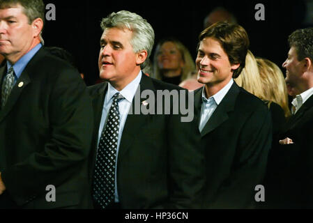 Jay Leno, gauche, et Rob Lowe assister à la victoire d'Arnold Schwarzenegger au poste de gouverneur de l'élection de rappel dans un hôtel de Los Angeles, 07 octobre 2003. L'acteur-devenu-politicien Arnold Schwarzenegger a remporté haut la main sur son plus proche adversaire démocrate, le lieutenant-gouverneur. Cruz Bustamante après Gov. Gray Davis a perdu par une large marge à la demande de destitution. Crédit obligatoire - Photo par Francis Specker Banque D'Images