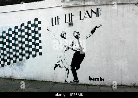 L'art de rue avec Donald Trump et Theresa Mai sur un mur à Islington, Londres Banque D'Images