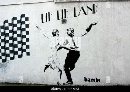 L'art de rue avec Donald Trump et Theresa Mai sur un mur à Islington, Londres Banque D'Images