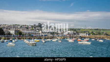 Royaume-uni, le sud-ouest de l'Angleterre, Cornwall, yachts et bateaux amarrés dans le port de Penzance Banque D'Images