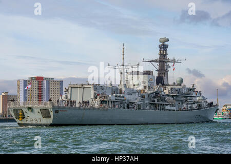 La Marine royale britannique Type 23 frégate, le HMS Westminster (F237) de retour d'essais en mer au large de Portsmouth, Royaume-Uni le 17 février 2017. Banque D'Images