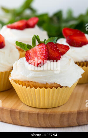 Cupcakes fraise fait maison avec la garniture de crème fouettée Banque D'Images