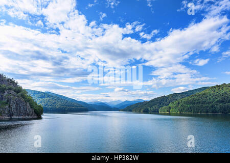 Photo du lac vidraru à Fagaras, créé sur le barrage dans carpathian, ciel bleu et nuages blancs tourbière, chaine de montagnes, Roumanie Banque D'Images