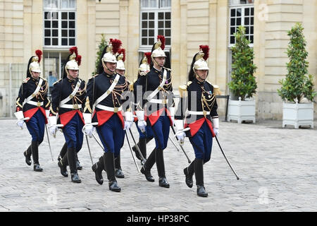 PARIS, FRANCE - Le 10 juin : l'Hôtel Matignon Garde républicaine d'honneur au cours d'une cérémonie d'accueil le 10 juin 2016 à Paris. Matignon est le fonctionnaire resid Banque D'Images