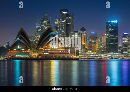 Sydney. Cityscape image de Sydney, Australie avec Opera House et Sydney skyline pendant le crépuscule heure bleue. Banque D'Images