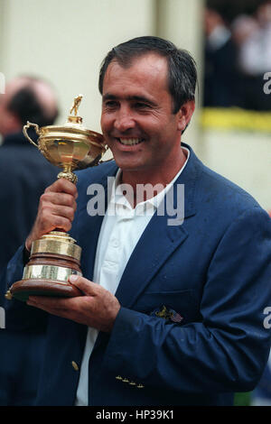 SEVE BALLESTEROS AVEC RYDER CUP TROPHY 28 Septembre 1997 Banque D'Images