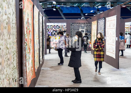 Personnes admirant quilts exposés au 2017 International Tokyo Grand quilt festival tenu à Tokyo Dome. Banque D'Images