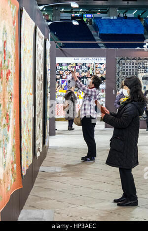 Personnes admirant quilts exposés au 2017 International Tokyo Grand quilt festival tenu à Tokyo Dome. Banque D'Images