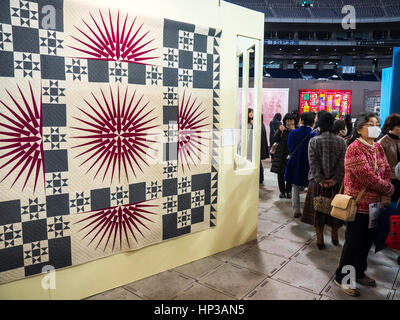 Les femmes admirant quilts exposés au 2017 International Tokyo Grand quilt festival tenu à Tokyo Dome. Banque D'Images