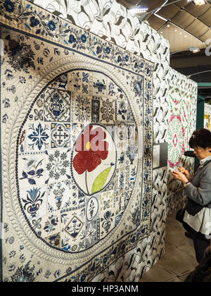 Les femmes admirant quilts exposés au 2017 International Tokyo Grand quilt festival tenu à Tokyo Dome. Banque D'Images