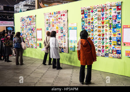 Femmes marchant passé et à la recherche à la Tokyo 2017 quilts au Grand International quilt festival tenu à Tokyo Dome. Banque D'Images