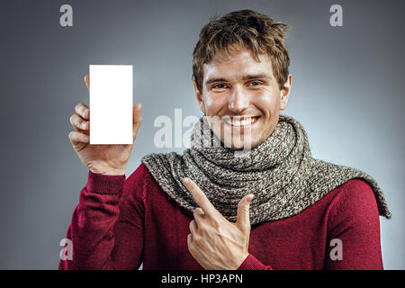 L'homme sain avec la boîte de médecine doigt pointé. Photo de l'homme heureux enveloppée d'écharpe. Concept de soins de santé Banque D'Images