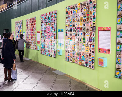 Femmes marchant passé et à la recherche à la Tokyo 2017 quilts au Grand International quilt festival tenu à Tokyo Dome. Banque D'Images