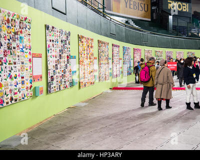 Femmes marchant passé et à la recherche à la Tokyo 2017 quilts au Grand International quilt festival tenu à Tokyo Dome. Banque D'Images