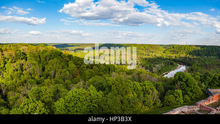 Beau Ciel et nuages au-dessus des collines avec des forêts vertes, couvertes par l'ensoleillement. Coup de Turaida castle près de Gauja, la Lettonie. Banque D'Images