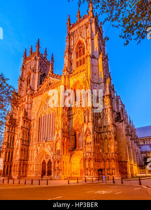 La cathédrale de York dans la soirée ; est la cathédrale de York, en Angleterre, et est l'un des plus importants du genre en Europe du Nord Banque D'Images