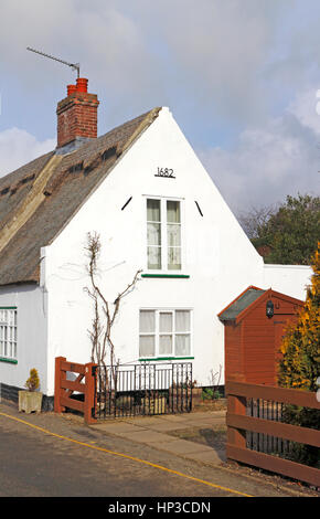 Un ancien cottage traditionnel de chaume dans les Norfolk Broads à Lower Street, Horning, Norfolk, Angleterre, Royaume-Uni. Banque D'Images