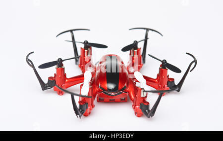 Un drone jouet rouge isolé sur fond blanc. Close up of drone vue avant Banque D'Images