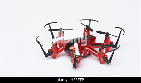 Drone copter rouge isolé sur fond blanc. Banque D'Images