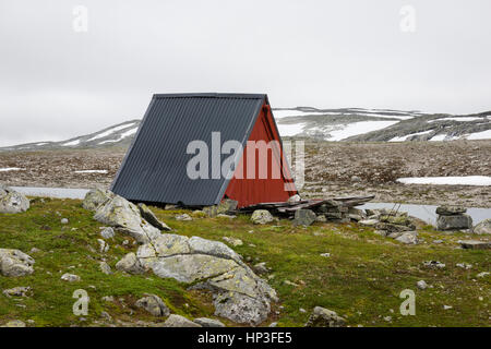 Un Aurlandsfjellet avec cabine rouge norvégienne. C'est un itinéraire touristique entre et Aurlandsvangen Laerdalsøyri. Appelée aussi la "Route" maintenant entre e Banque D'Images