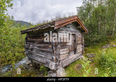 Un vieux hangar en bois en Norvège - Jostedal.Le bâtiment est situé à côté d'une rivière d'odeur. Banque D'Images