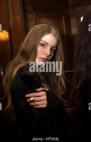 Londres, Royaume-Uni. 16Th Jun 2017. CECI's fashion show AW17 à Londres, au cours de la mode du Scoutisme Fashion Week. Créateur de bijoux et vêtements Cecilia Chang's marque éponyme a été fondée à New York en 2014. L'étiquette est connue pour son ample et propre silhouette esthétique. Credit : Alberto Pezzali/Pacific Press/Alamy Live News Banque D'Images