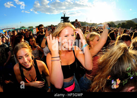 BENICASSIM, ESPAGNE - 20 juillet : foule lors d'un concert au Festival de Musique le 20 juillet 2014 à Benicassim, Espagne. Banque D'Images