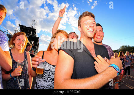 BENICASSIM, ESPAGNE - 20 juillet : foule lors d'un concert au Festival de Musique le 20 juillet 2014 à Benicassim, Espagne. Banque D'Images