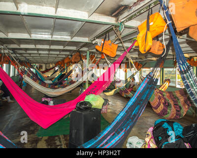 Amazon River, au Pérou - 11 mai 2016 : Beaux, hamacs colorés sur le cargo. Banque D'Images