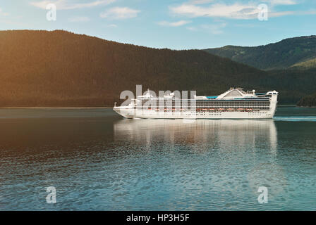 Bateau de croisière dans le paysage de l'Alaska. Locations sur gros bateau voyage entre fjords Banque D'Images