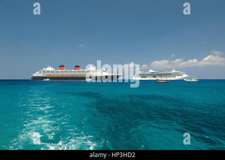 Deux navires de croisière dans le port en bleu de l'eau des Caraïbes. Les jours fériés sur les croisières Banque D'Images