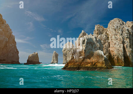 Des rochers géants sur mer plage à Cabo San Lucas au Mexique. Excursion en bateau à destination du tourisme au Mexique Banque D'Images