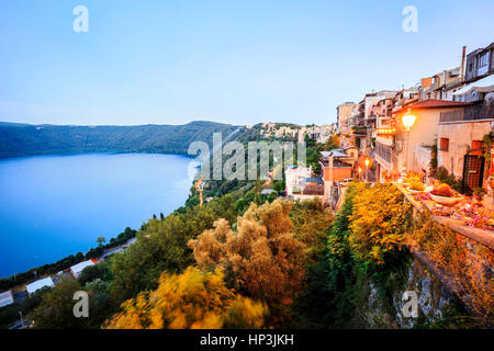 Rive du Lac d'Albano et de la ville de Castel Gandolfo, lazio, Italie Banque D'Images