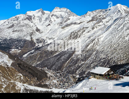 Restaurant gastronomique Spielboden en face de sommets enneigés Fletschhorn, Lagginhorn et Weissmies, dans la vallée de Saas-Fee Banque D'Images