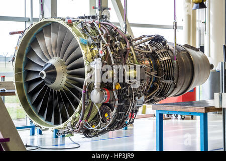 Entretien du moteur en très grand hall industriel, aéroport Shipol, Amsterdam, Pays-Bas Banque D'Images