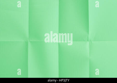 Green feuille de papier pliée en huit parties Banque D'Images