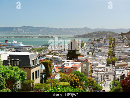 San Francisco skyline colorés de temps. Rangée de maisons à San Francisco Street Banque D'Images