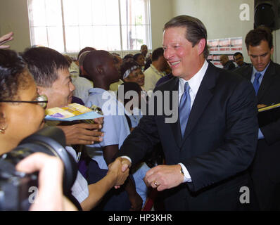 L'ancien Vice-président Al Gore, serre la main de supporters lors d'un rassemblement pour l'employé. Gray Davis à Los Angeles le vendredi 19 septembre, 2003. Davis tente d'obtenir du soutien dans l'élection de rappel en Californie. Photo par Francis Specker Banque D'Images