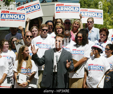 Candidat au poste de gouverneur de la Californie Arnold Schwarzenegger est entouré de supporters lors d'un rassemblement à Riverside en Californie, le jeudi 4 septembre, 2003. Schwarzenegger est exécuté en Californie de rappel des élections. Photo par Francis Specker Banque D'Images