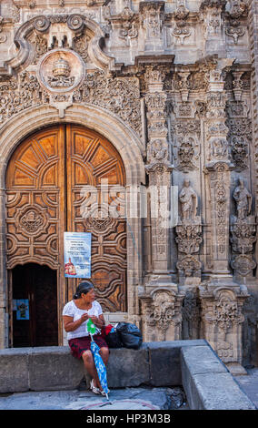 Femme en face de l'église Santisima Trinidad, Emiliano Zapata street, Mexico, Mexique Banque D'Images