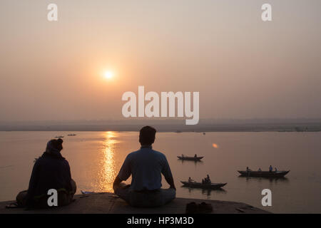 Méditer,yoga,lever,Varanasi, Benares Hindu,religieux,capital,sacré,Rivière,Ganges,banques,de,bain,saint,,ghats,Uttar Pradesh, Inde,,Indian,Asia,Asiatique, Banque D'Images