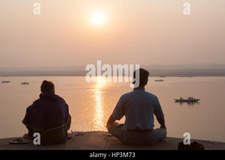 ,Yoga,pose,posture lever du soleil,la méditation,Varanasi, Benares,ville,sur,banques,Rivière,sacré,Ganges,baignade,Uttar Pradesh,ghats,Inde,Indian,Asie,Asie,, Banque D'Images