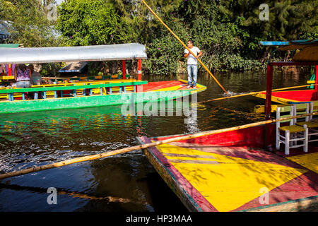 Trajineras sur Canal, Xochimilco, Mexico City, Mexique Banque D'Images