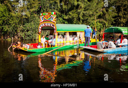 Trajineras sur Canal, Xochimilco, Mexico City, Mexique Banque D'Images